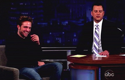 Nam diễn viên 26 tuổi cố gắng tỏ ra vui vẻ và mỉm cười thật nhiều trong suốt buổi phỏng vấn.