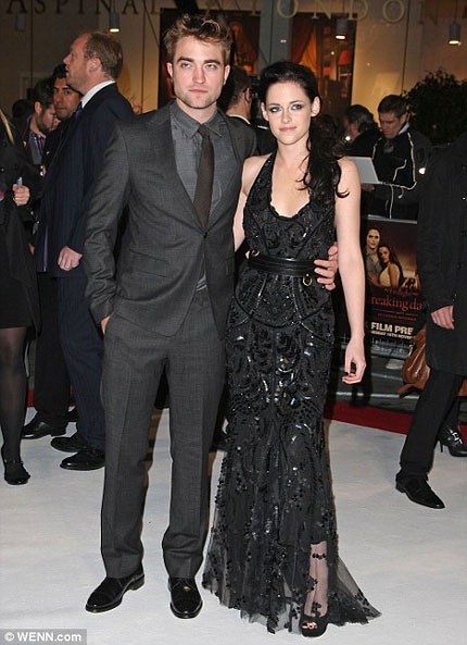 Robert Pattinson mủi lòng trước bạn gái phản bội