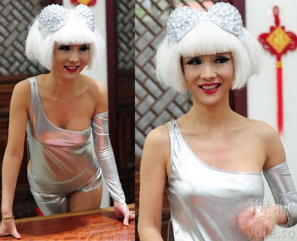 Người đẹp phá cách bằng một bộ tóc giả màu trắng bạc và cặp kính cùng màu.