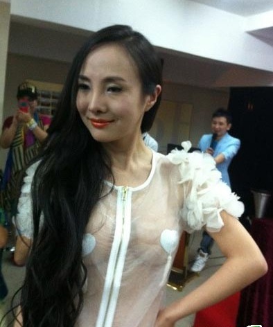 Gan Lulu tự tin sải bước trong tiếng reo hò kèm theo những tiếng la ó của khán giả.