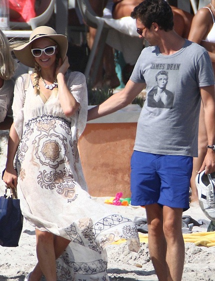 Người đẹp 31 tuổi trông thật hạnh phúc khi đón nhận những cử chỉ quan tâm của bạn trai.