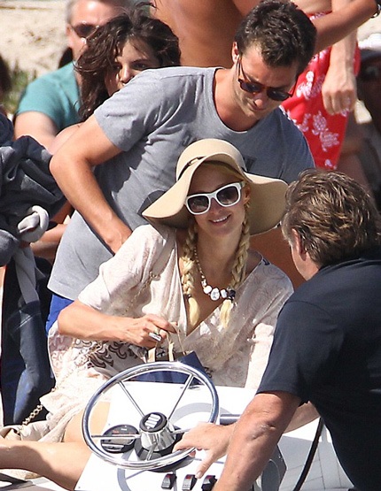 Người đẹp 31 tuổi trông thật hạnh phúc khi đón nhận những cử chỉ quan tâm của bạn trai.