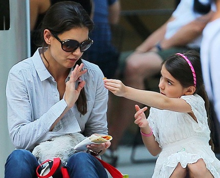 Suri và mẹ đang ngồi thưởng thức đồ ăn nhanh trên bậc thang của một bảo tàng.