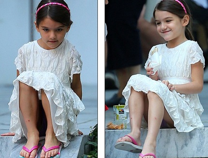 Suri và mẹ đang ngồi thưởng thức đồ ăn nhanh trên bậc thang của một bảo tàng.