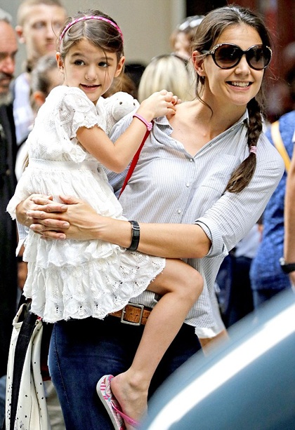 Mẹ Katie đã đăng ký cho Suri theo học trường Avenues tại