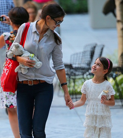 Mẹ Katie đã đăng ký cho Suri theo học trường Avenues tại