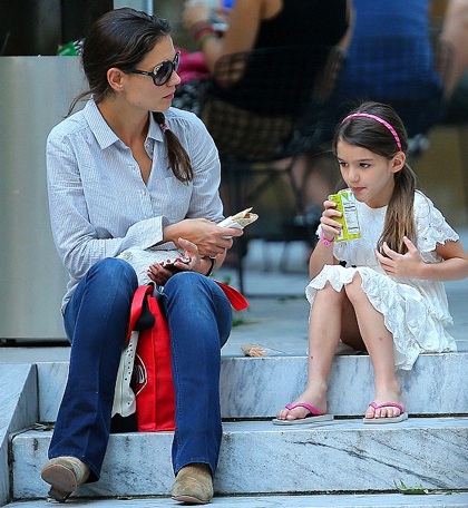 Suri và mẹ đang ngồi thưởng thức đồ ăn nhanh trên bậc thang của một bảo tàng.