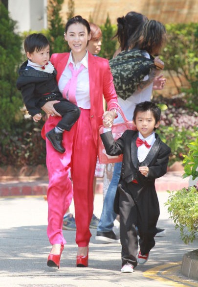 Con trai của Trương Bá Chi càng lớn càng khôi ngô