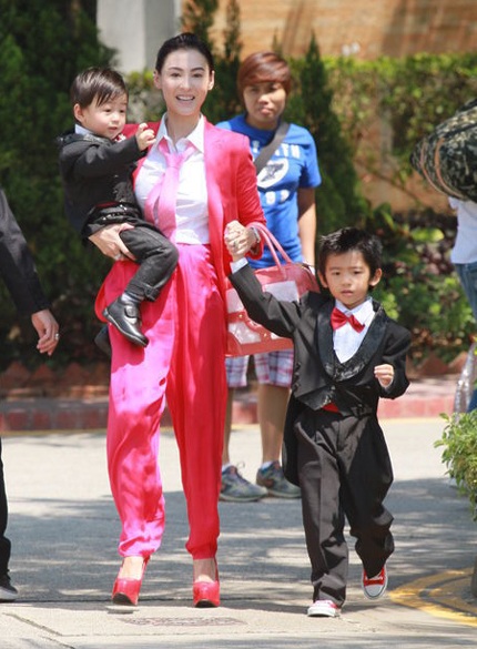 Con trai của Trương Bá Chi càng lớn càng khôi ngô