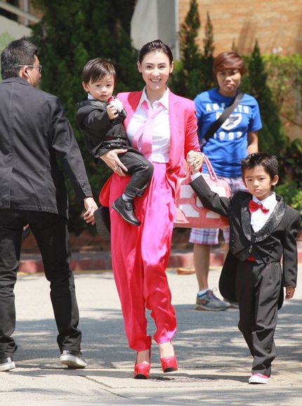 Con trai của Trương Bá Chi càng lớn càng khôi ngô