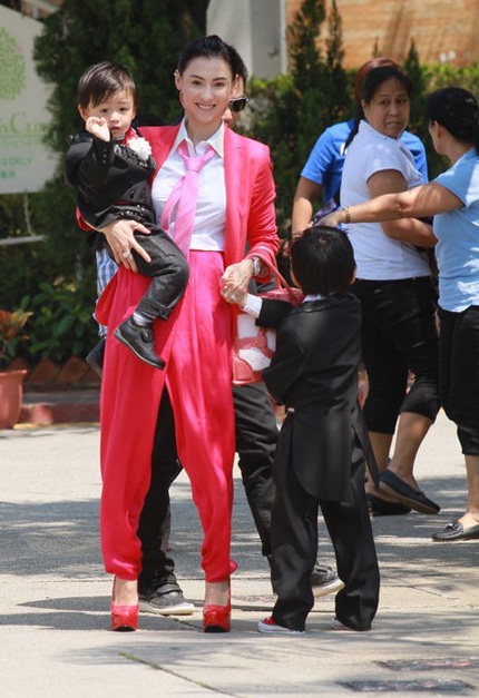 Con trai của Trương Bá Chi càng lớn càng khôi ngô