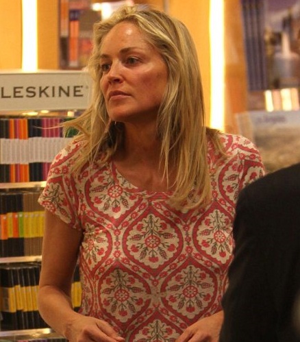 Cựu hoa hậu Mỹ vẫn say sưa trò chuyện và tán gẫu cùng bạn bè mà không bận tâm tới các thợ săn ảnh.