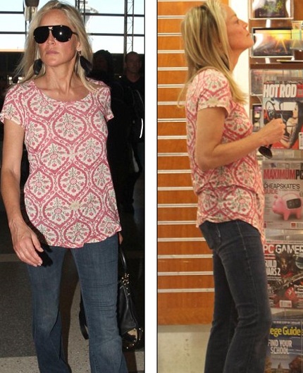 Sharon tự tin khoe những nếp nhăn nơi đuôi mắt và làn da mộc mịn màng của mình.