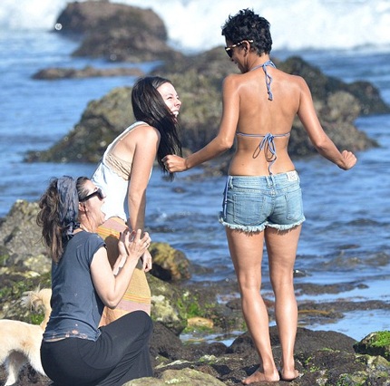 Cựu hoa hậu Mỹ vẫn say sưa trò chuyện và tán gẫu cùng bạn bè mà không bận tâm tới các thợ săn ảnh.