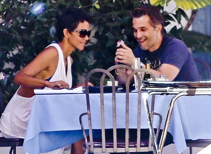 Cựu hoa hậu Mỹ vẫn say sưa trò chuyện và tán gẫu cùng bạn bè mà không bận tâm tới các thợ săn ảnh.