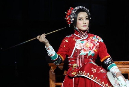 Lưu Hiểu Khánh vào vai một phụ nữ đôi mươi trên sân khấu kịch.