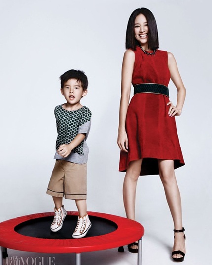 Đổng Khiết và con trai lần đầu xuất hiện trong một bộ ảnh thời trang.