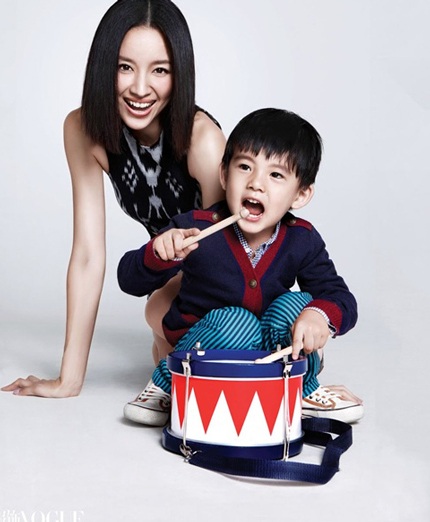 Cậu con trai cưng của nữ diễn viên khả ái này đã được 3 tuổi, cậu bé tỏ ra rất lém lỉnh và dạn dĩ.