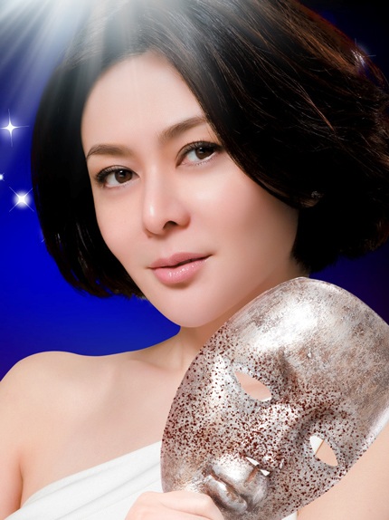 Ngôi sao điện ảnh Hồng Kông một thời làm người mẫu trong một quảng cáo mỹ phẩm.