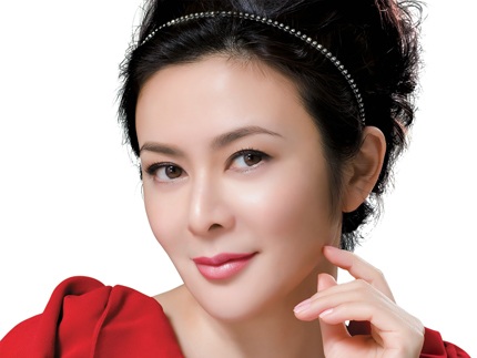 Ngôi sao điện ảnh Hồng Kông một thời làm người mẫu trong một quảng cáo mỹ phẩm.