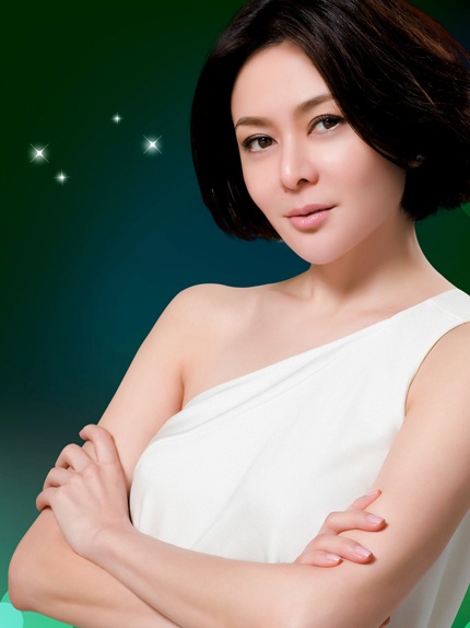 Vẻ đẹp vượt thời gian của Quan Chi Lâm khiến phụ nữ cùng trang lứa phải ngưỡng mộ.