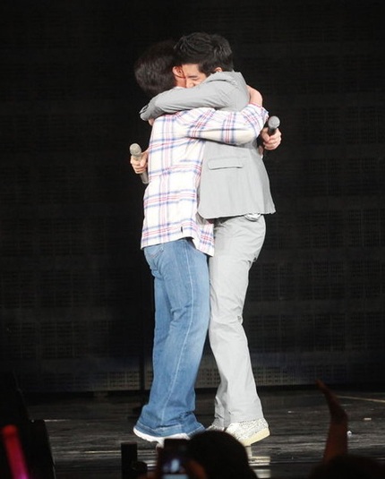 Kết thúc màn biểu diễn, Thành Long bất ngờ tặng cho thần tượng của mình một cái ôm thân thiết...