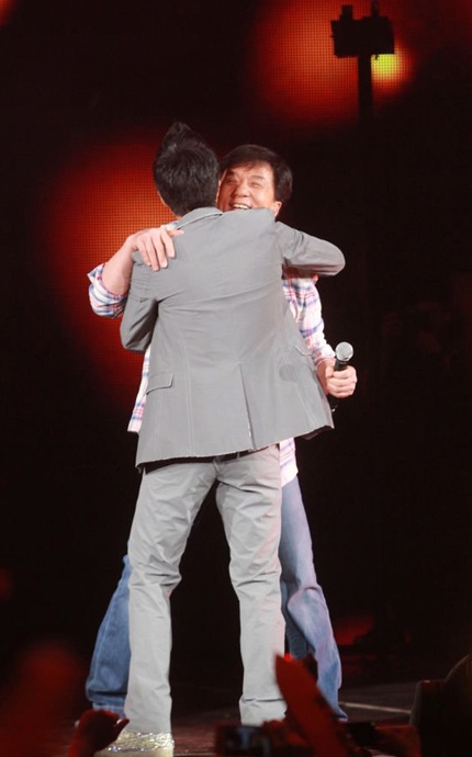 Kết thúc màn biểu diễn, Thành Long bất ngờ tặng cho thần tượng của mình một cái ôm thân thiết...