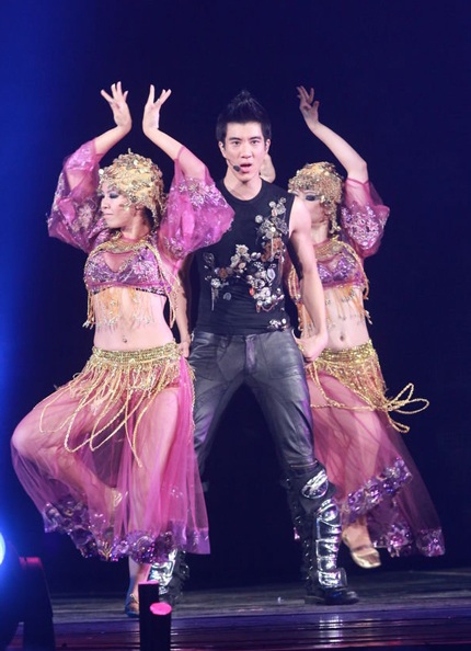 Sốc với nụ hôn đồng giới của Thành Long