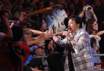 Sốc với nụ hôn đồng giới của Thành Long