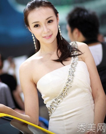 “Hoảng hốt” với trang phục “lưới đánh cá” của người mẫu xe hơi - 10 Các người mẫu khác cũng không hề thua kém về độ gợi cảm.