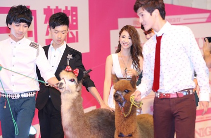 Siêu vòng một nán lại trên thảm đỏ để phóng viên chụp ảnh khá lâu.