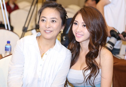 Liễu Nham chụp hình cùng mẹ chồng trong phim.