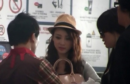 Cuộc sống của Liễu Nham giờ không thể tránh khỏi sự đeo bám của giới săn tin.