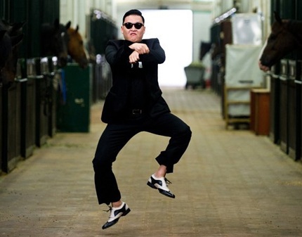Ca sĩ Psy với điệu nhảy ngựa phi trong video clip