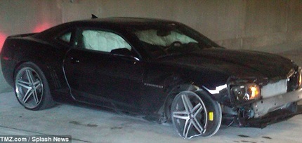 Con gái của Whitney Houston gặp tai nạn giao thông - 2 Chiếc xe hơi chở cặp tình nhân trẻ Bobbi và Nick bị hỏng nặng phần đầu sau vụ tai nạn giao thông.