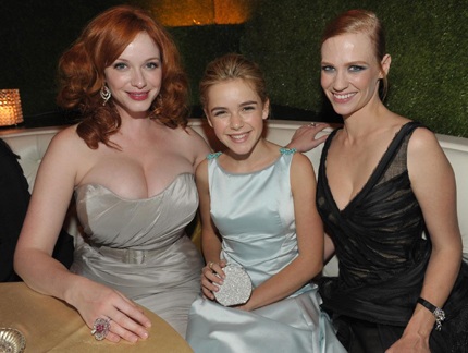 Người đẹp xấp xỉ tứ tuần nổi bật khi ở bên các đồng nghiệp tại bữa tiệc hậu lễ trao giải.