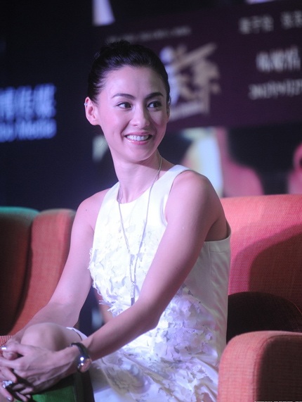 Với váy trắng và kiểu tóc búi cao trên đỉnh đầu, Trương Bá Chi trông rất trẻ trung.