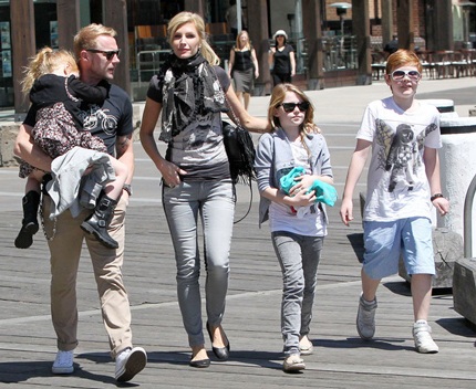 Ronan Keating bên vợ con khi còn hạnh phúc.