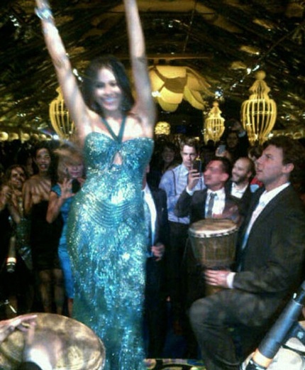 Người đẹp không ngại nhảy nhót, cười đùa với tất cả mọi người.