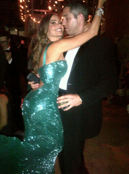 Người đẹp không ngại nhảy nhót, cười đùa với tất cả mọi người.