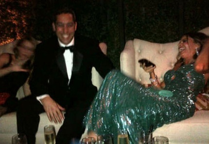 Người đẹp không ngại nhảy nhót, cười đùa với tất cả mọi người.