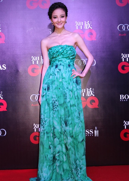 Thiên thần gợi cảm khoe những đường cong nữ tính.