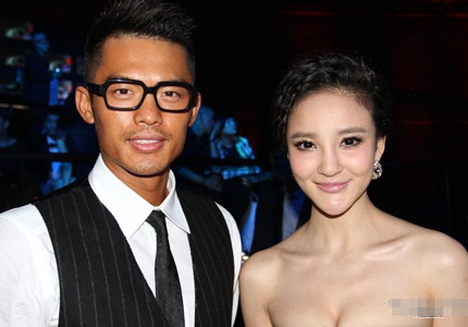 Người đẹp chụp ảnh cùng nhiều đồng nghiệp.