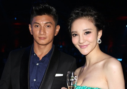 Người đẹp chụp ảnh cùng nhiều đồng nghiệp.