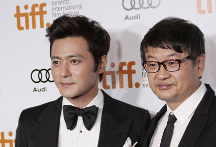 Nam diễn viên xứ Hàn Jang Dong Gun lịch lãm với vest đen trong buổi họp báo giới thiệu bộ phim mới.