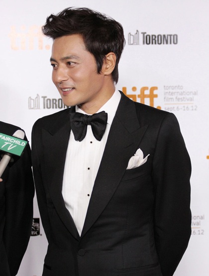 Nam diễn viên xứ Hàn Jang Dong Gun lịch lãm với vest đen trong buổi họp báo giới thiệu bộ phim mới.