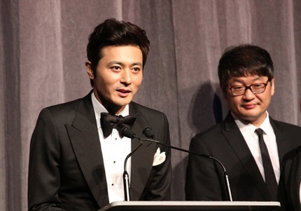 Cũng giống Chương Tử Di, tài tử xứ Hàn trả lời câu hỏi của phóng viên bằng tiếng Anh trôi chảy.