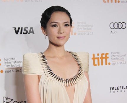 Chương Tử Di tự tin trả lời câu hỏi phỏng vấn của báo giới bằng tiếng Anh.