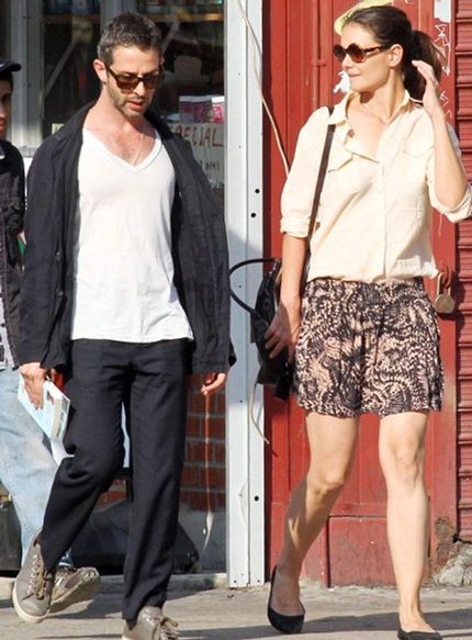 Katie Holmes vui vẻ hò hẹn với đồng nghiệp nam - 1 Katie Holmes hò hẹn đi xem phim và dạo phố cùng đồng nghiệp Jeremy Strong, hôm qua 5/9.