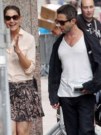 Katie Holmes vui vẻ hò hẹn với đồng nghiệp nam - 2 Nữ diễn viên 32 tuổi ăn mặc trẻ trung và tỏ ra rất thoải mái khi bắt gặp thợ săn tin.